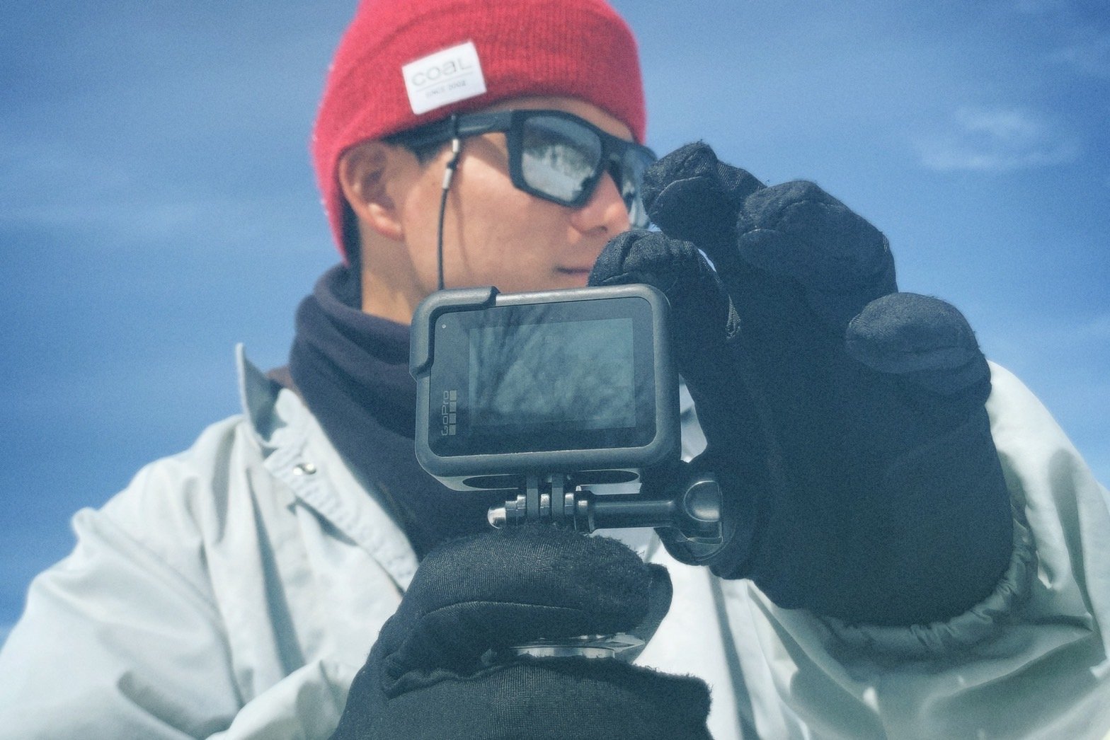 GoProを構えて撮影している写真