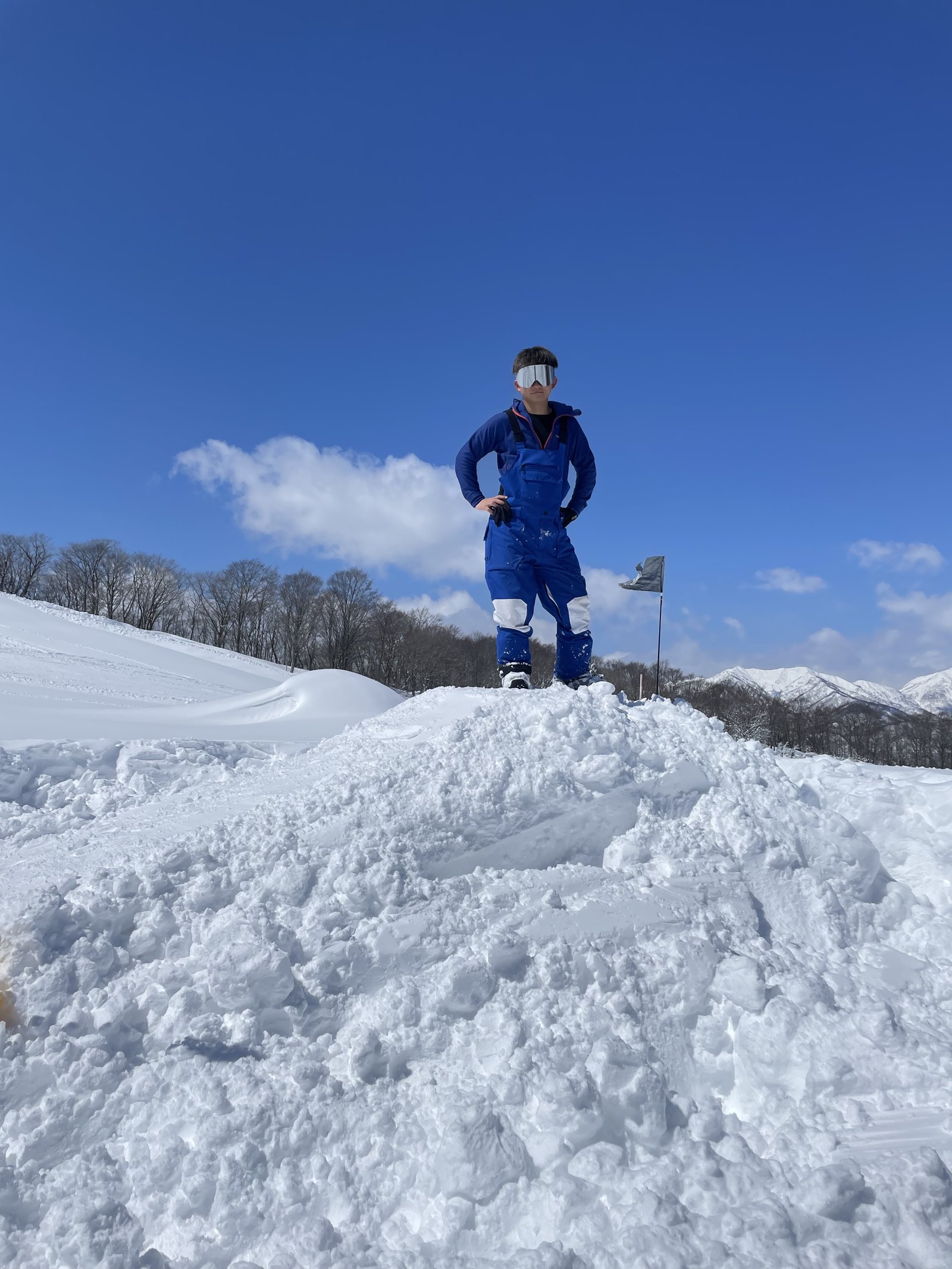 雪山の上に立っている写真